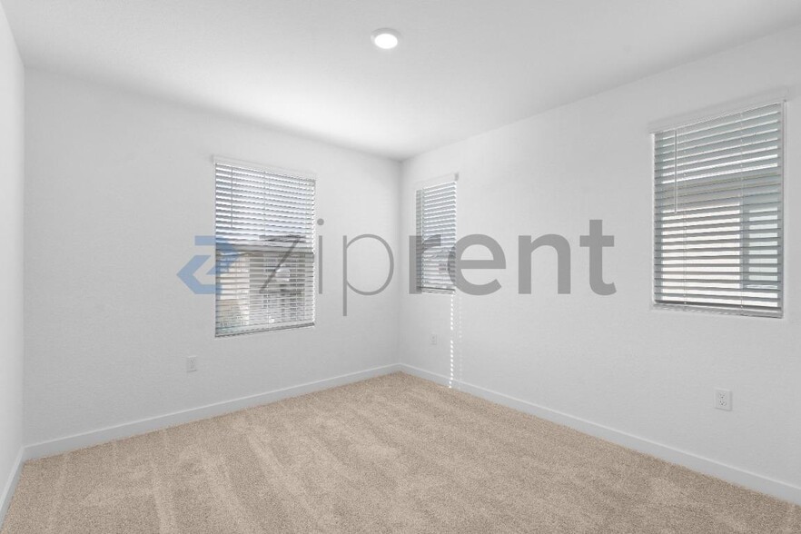 Building Photo - Unit
