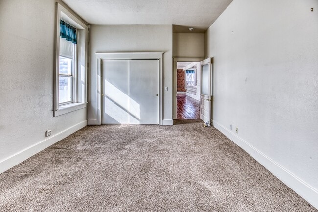 Building Photo - 110 E Alamo St