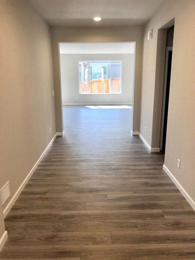 Building Photo - Gorgeous Ranch-Style House in Berthoud!