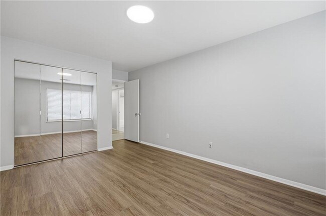 Building Photo - 2183 Surrey Ct