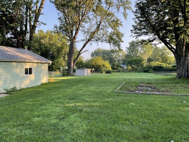 Building Photo - 3406 Three Oaks Dr