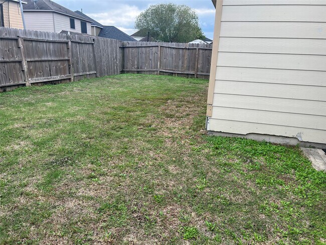 Building Photo - 1907 Cold River Dr