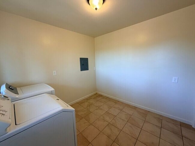 Building Photo - 3 Bed and 3 Bath Home Located Off of Forest Ave