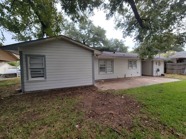 Building Photo - 3 bedroom 1 bathroom