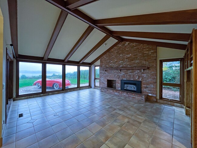 Building Photo - Gated Sound view home Des Moines area, 4 bed plus den 2.5 bath 3900 s/f, Available NOW!!!