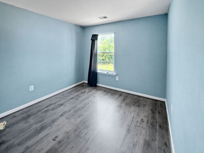 Building Photo - Charming 3-Level Brick Townhome in Waldorf...