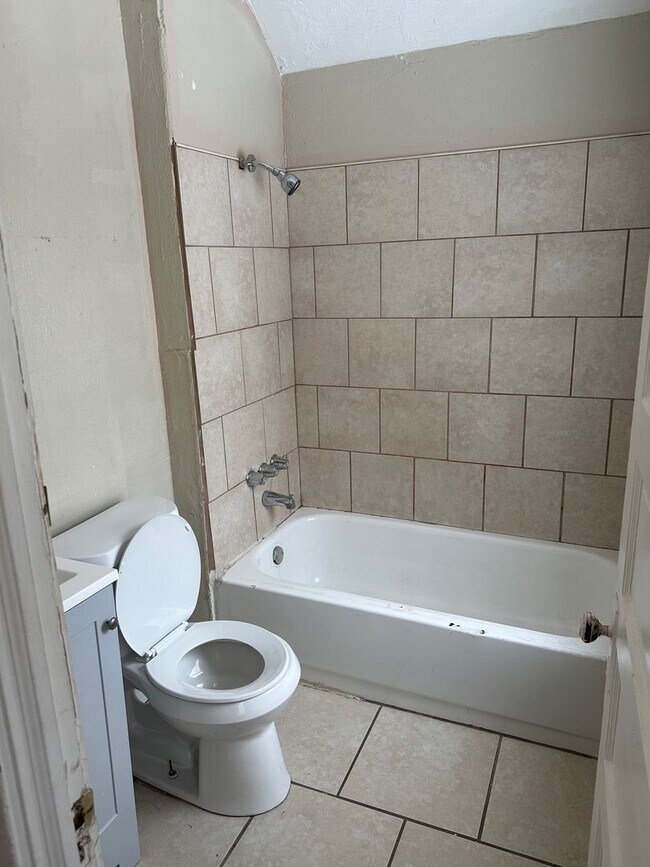 Building Photo - Nice Three Bedroom home