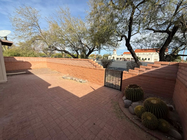 Building Photo - 348 W Via Del Heroe