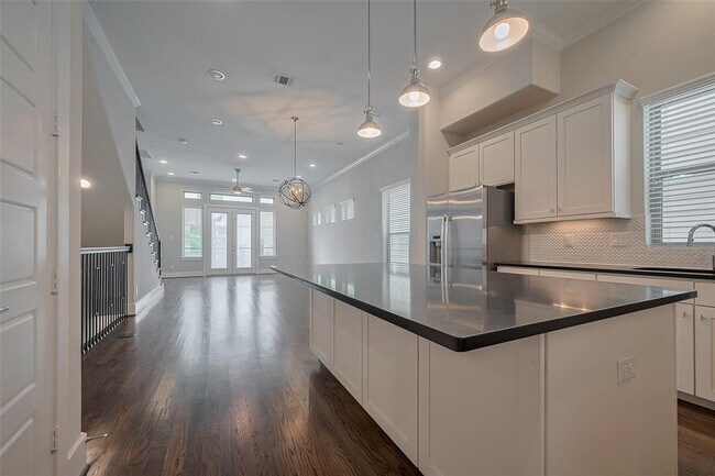 Building Photo - 5837 E Post Oak Ln