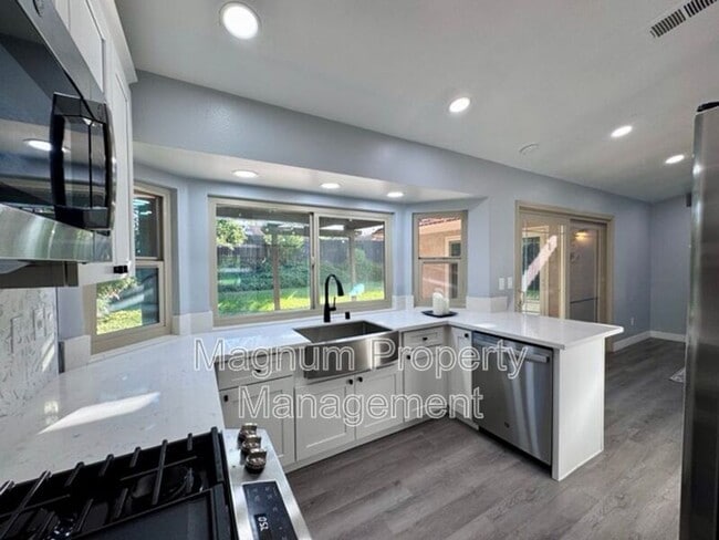Building Photo - 45627 Clubhouse Dr