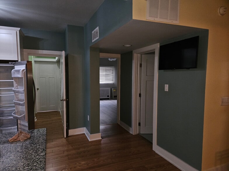 Building Photo - 1039 Clay Ave