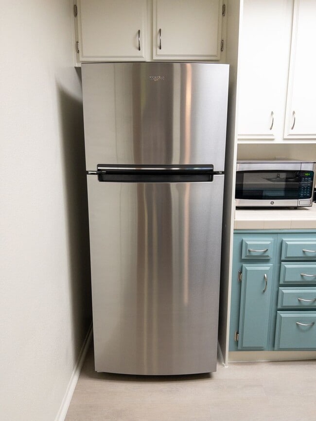 Building Photo - Large 2bed/ 2 bath corner unit in the heart of Silverlake with Hot Tub, Pool, Gated Parking and P...