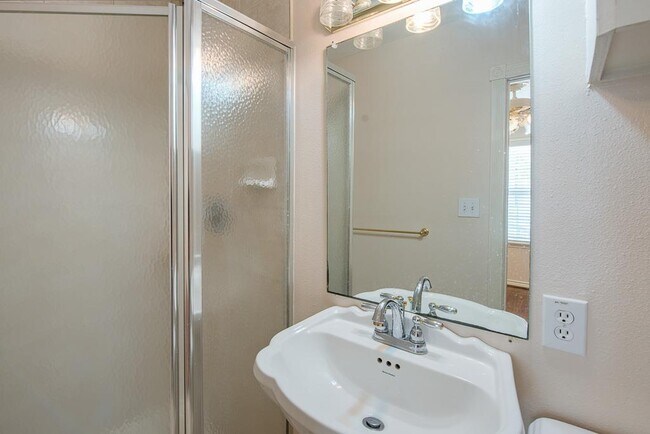 Building Photo - 1535 W 25th St