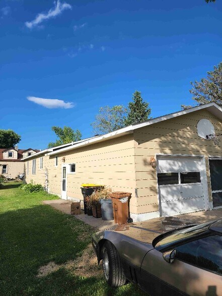 Building Photo - 511 1st Ave N