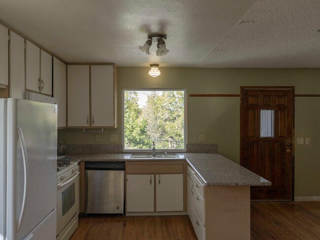 Building Photo - 26425 Lake Forest Dr