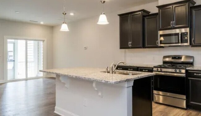 Building Photo - Fabulous 3 bedrm Townhome with office & ga...