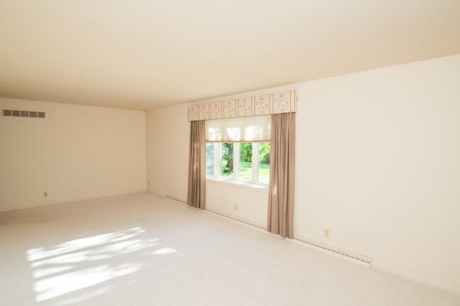 Building Photo - 3 bed 2 bath home in Valparaiso