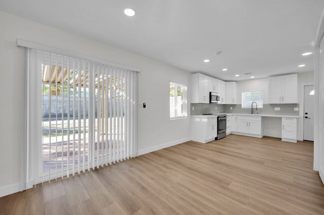 Building Photo - SIGN YOUR LEASE BY 1.31.26 AND RECEIVE THE FIRST 2 WEEKS RENT FREE!! Beautifully updated 3-bedroo...