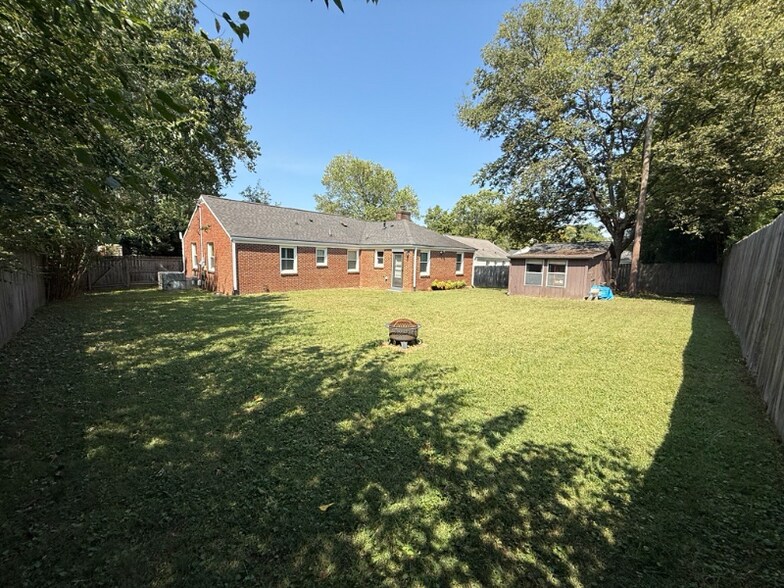 Building Photo - 2207 Pinewood Rd