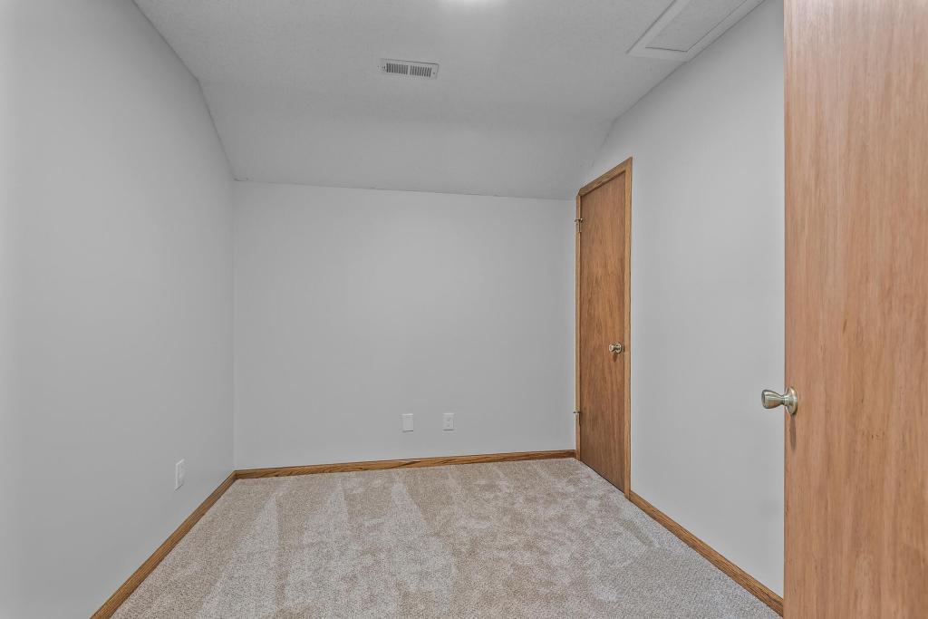 Building Photo - 833 Tyrol Ln