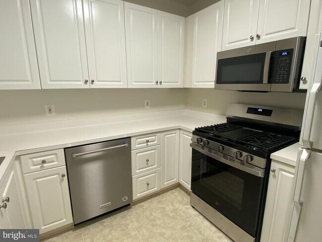 Building Photo - 7000 Falls Reach Dr