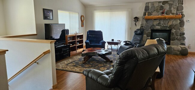 Building Photo - Large furnished mountain home walking dist...