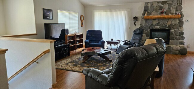 Building Photo - Large furnished mountain home walking distance to the river --- Available October 1