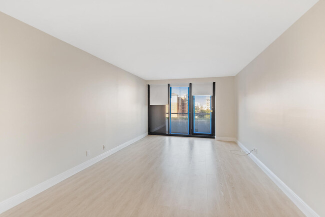 Building Photo - 525 S Flagler Dr