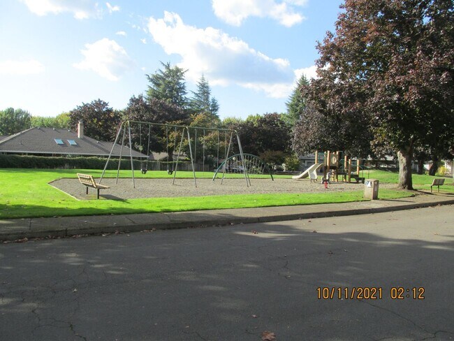 Building Photo - Spacious Home ! Huge living room, 2nd family room, kitchen nook and extra room off kitchen. Large...