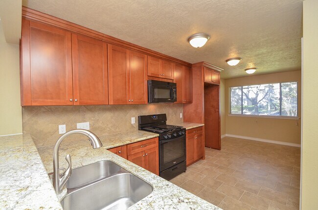 Building Photo - 3 BEDROOM TOWNHOME FOR LEASE IN LANGHAM CREEK