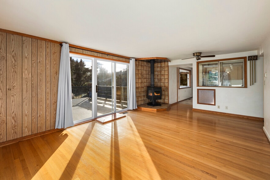 primary living room leading to deck - 16758 45th Ave NE