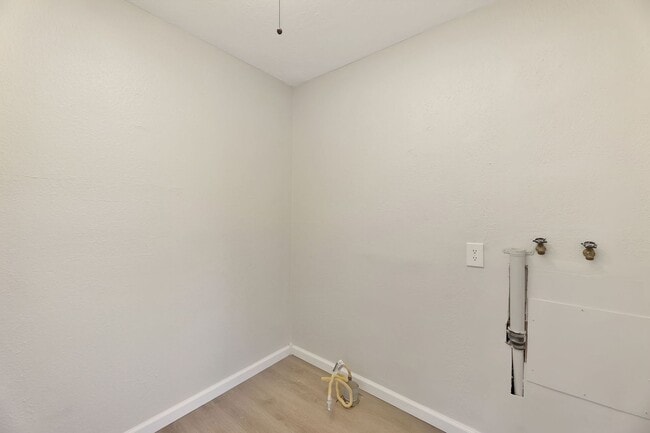 Building Photo - 6020 N E Pk Vw Dr