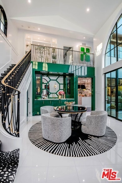 Building Photo - 1445 Vía Cresta