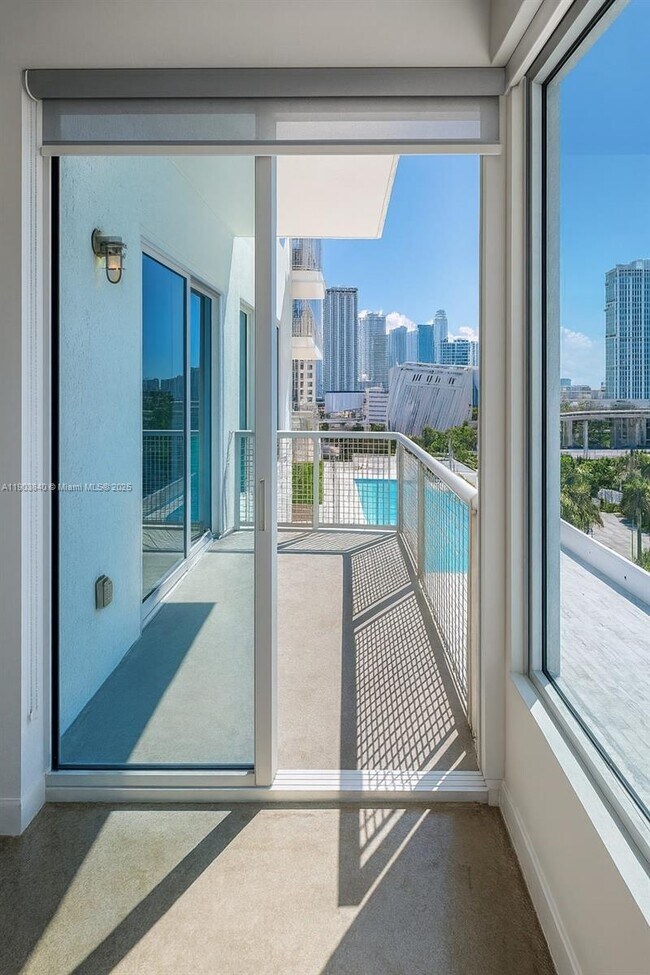 Building Photo - 10 SW South River Dr