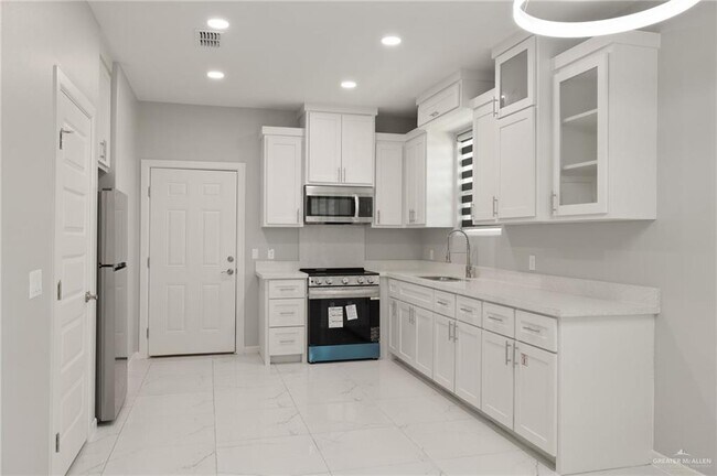 Building Photo - 1118 Country Club Drive