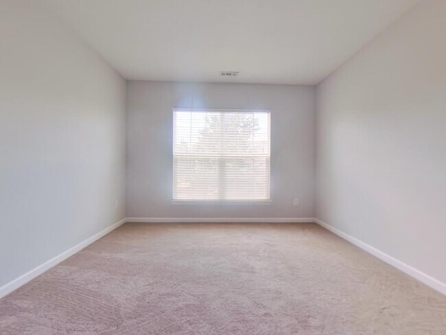 Building Photo - 3926 Fountain Village Cir