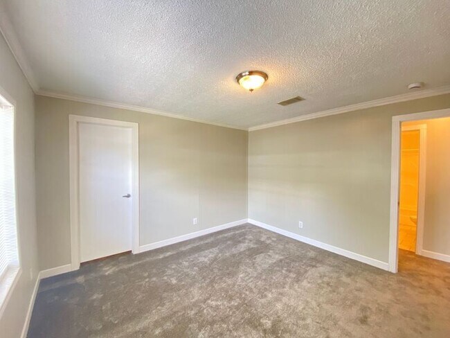 Building Photo - 1504 Carlisle Dr