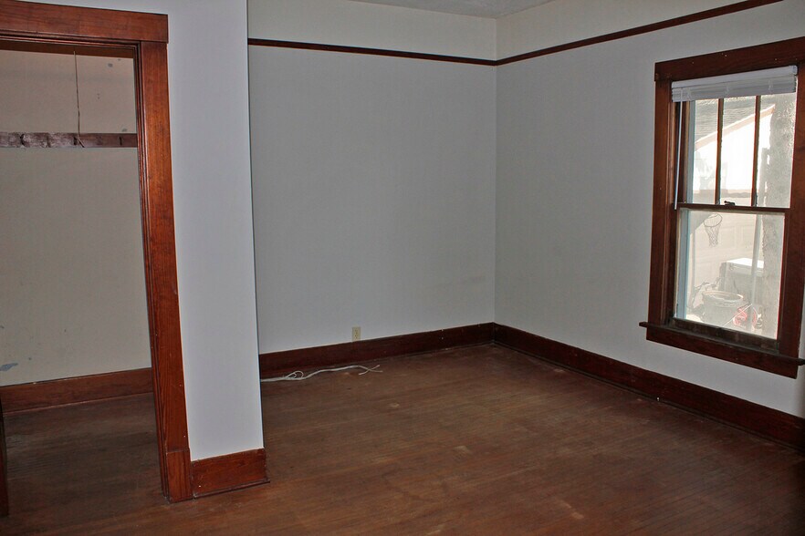 Building Photo - 909 6th Ave