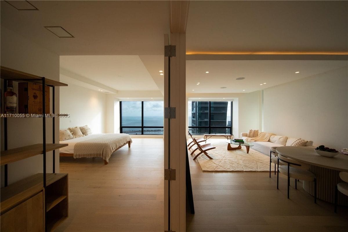 Building Photo - 1425 Brickell Ave