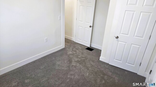 Building Photo - 14 Meadow St