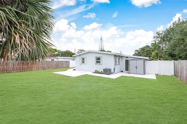 Building Photo - 2911 NW 5th Ct