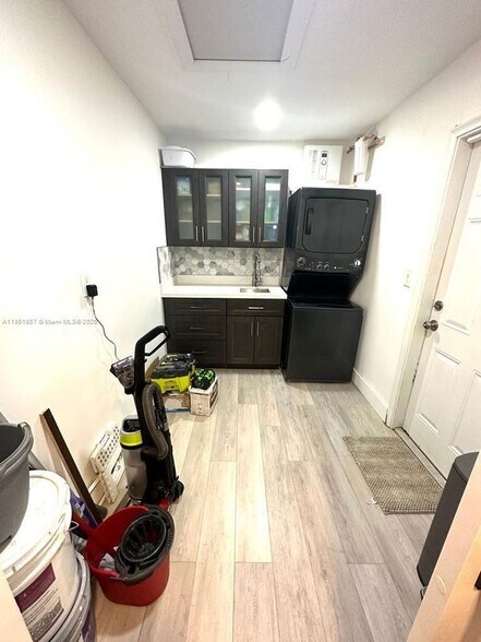 Building Photo - 2751 SW 4th Ct