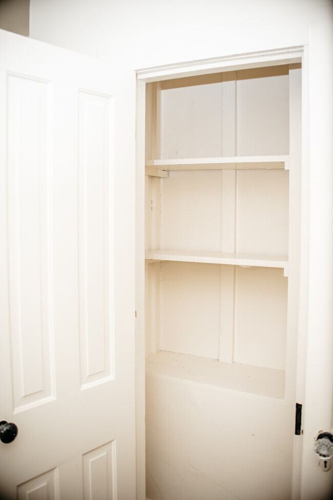 Building Photo - 204 E High St