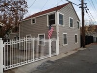 Building Photo - GREAT DOWNTOWN LOCATION!! GATED PARKING!