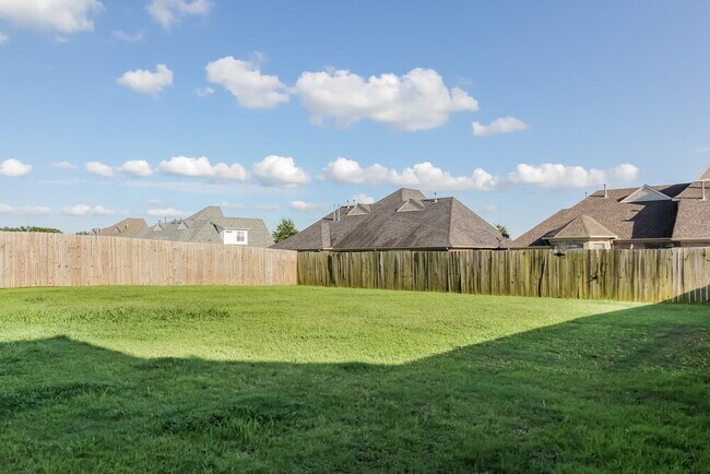 Building Photo - 3167 Pinetree Loop N