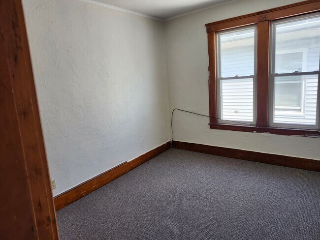 Building Photo - 3 Bed, 1 Bath 3rd floor apartment