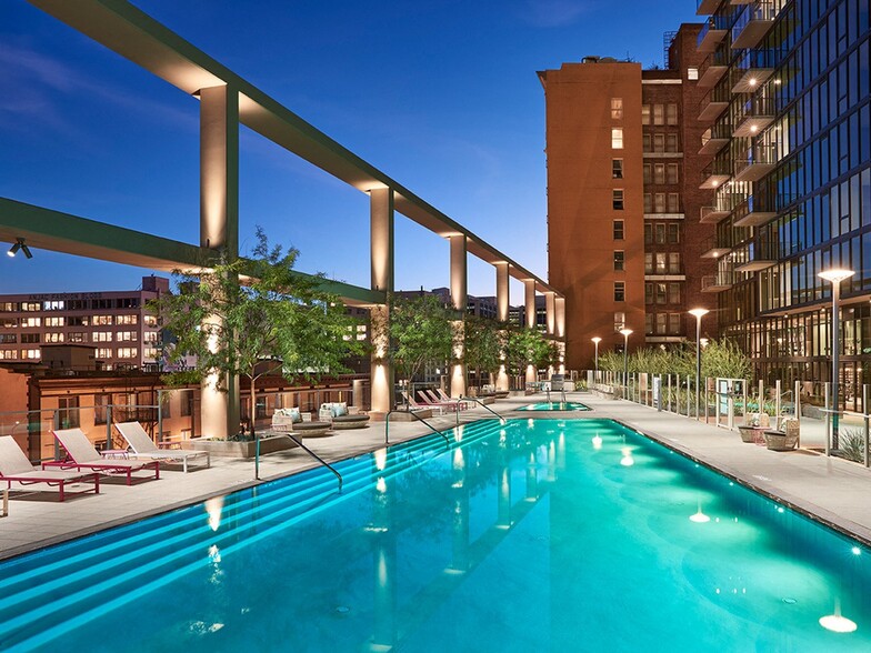 Resort-Style Pool, Spa and Sundeck - Sentral DTLA at 732 S. Spring