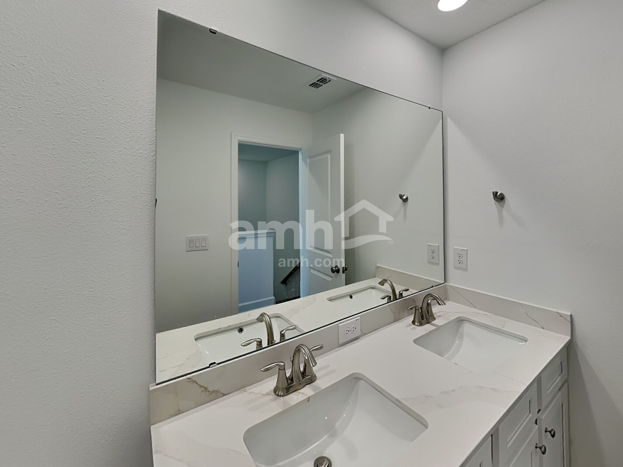 Building Photo - 3011 19th Ave W