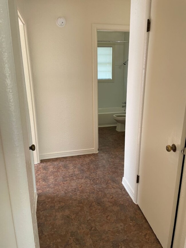 Building Photo - Available Now 1 BR, 1 BA Duplex $700/mo