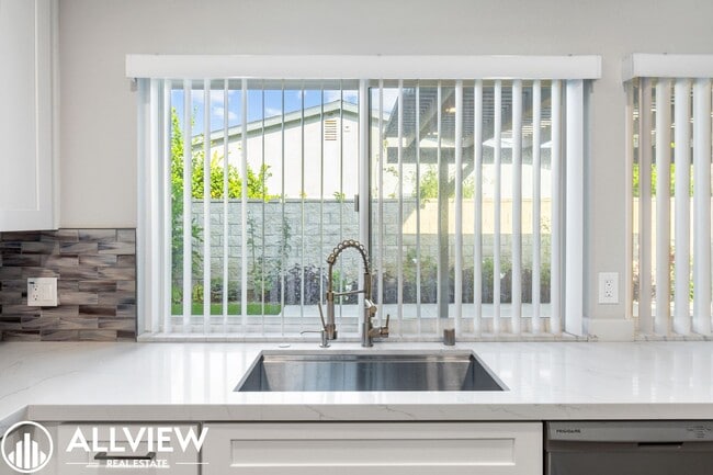 Building Photo - Welcome to this stunning 5-bedroom, 4-bath...